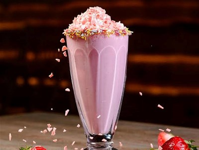 ÇİLEKLİ MİLKSHAKE